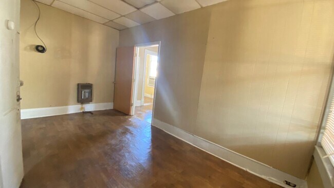 Bedroom - 817 College St