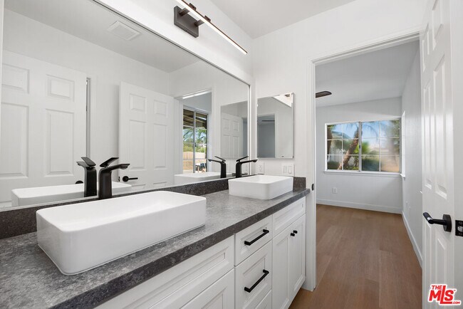 Building Photo - 655 Calle Ladera