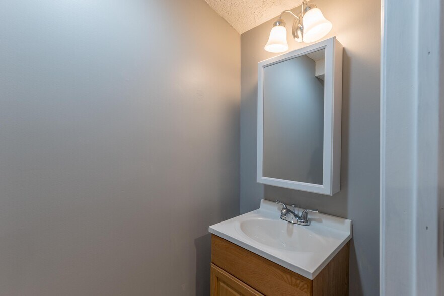 Building Photo - 4946 Stoneybrook Blvd
