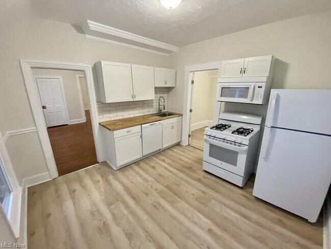 Building Photo - 1914 W 58th St