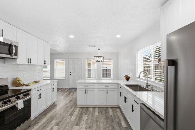 Building Photo - 2906 Colonial Dr