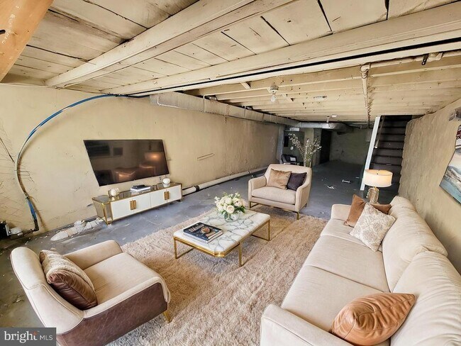 Building Photo - 923 E Schiller St