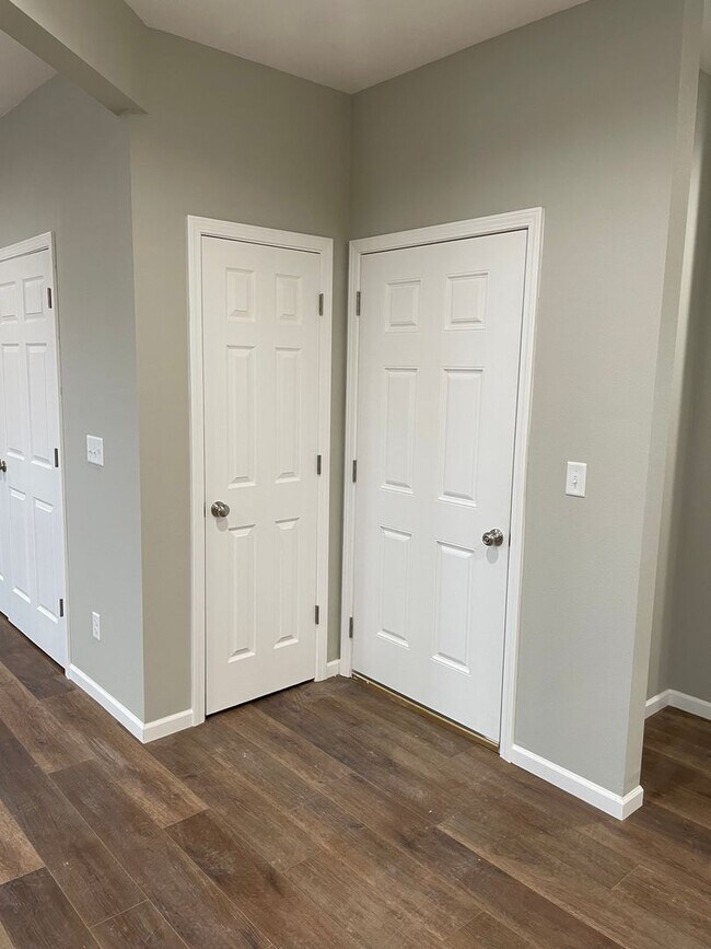 Building Photo - 4 bed 2 bath 2 Car Garage! 1/2 off 1st Months Rent!!