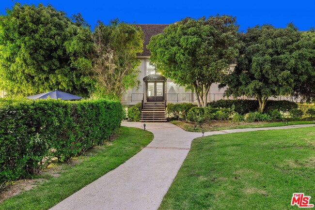 Building Photo - 2385 Roscomare Rd