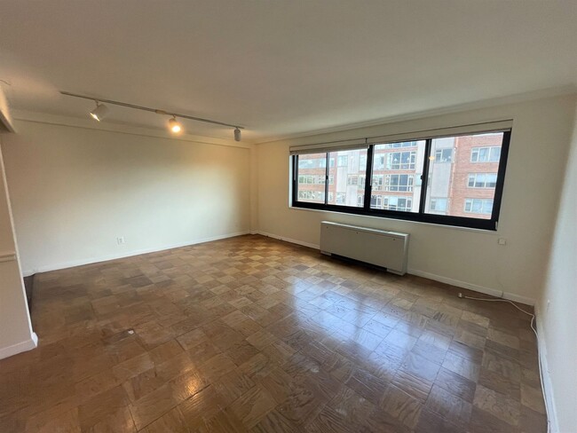 Building Photo - Great Studio with roof deck, 2 blocks to D...