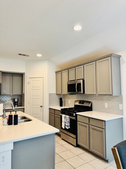 Building Photo - 8113 Wildwest Dr