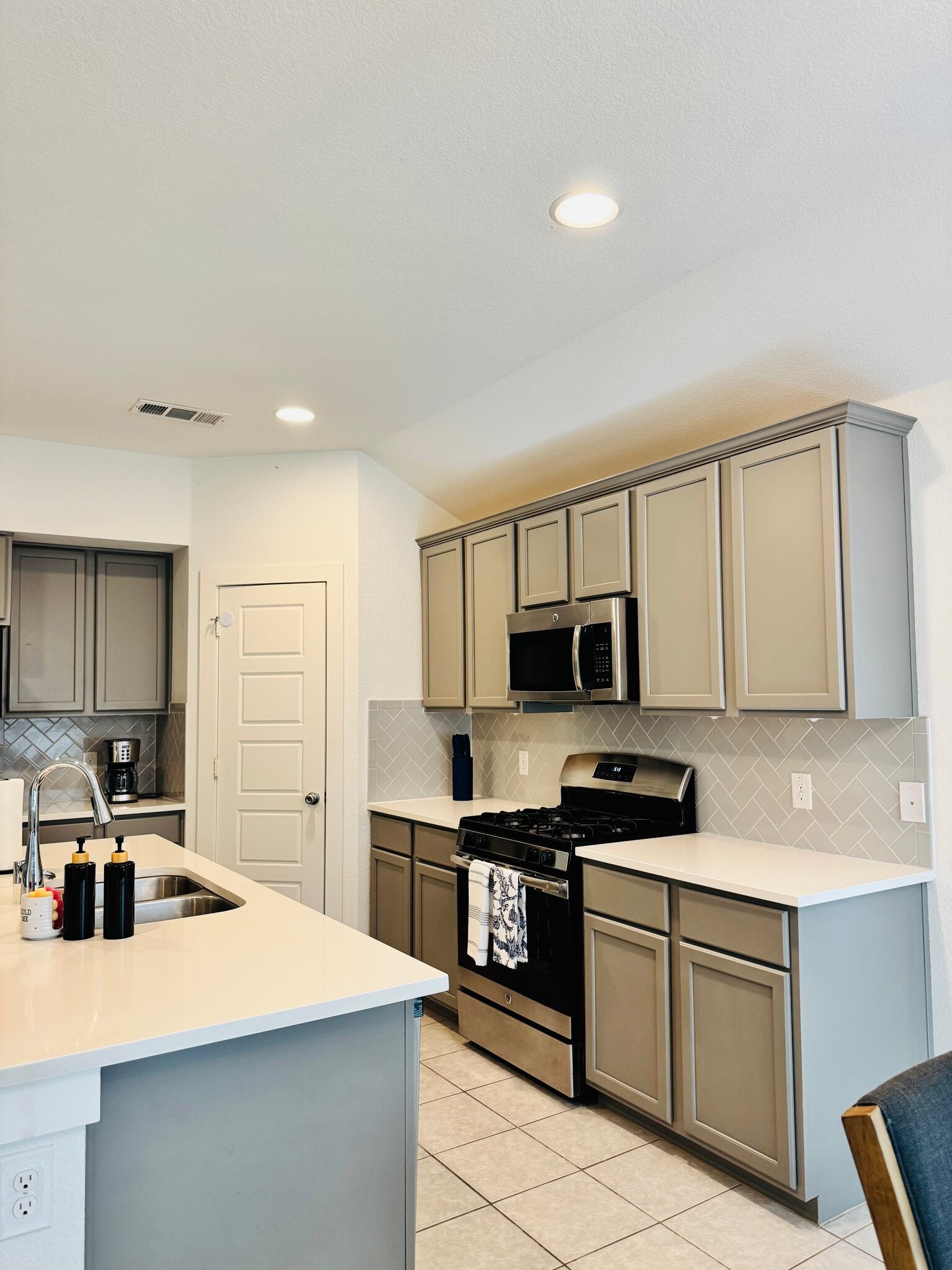 Building Photo - 8113 Wildwest Dr