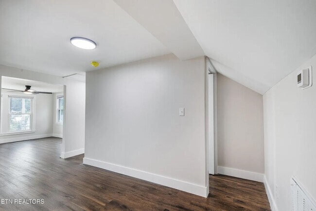 Building Photo - 1287 E Harper Ave