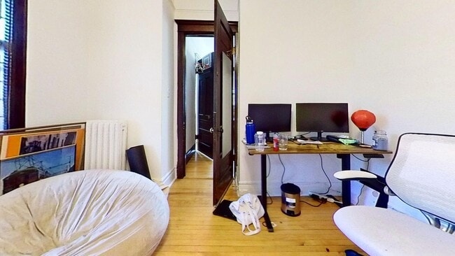 Building Photo - Top Floor Wrigleyville Two Bed Includes Heat