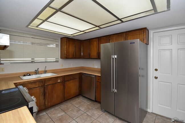 Building Photo - 2716 W Oakwood Ln