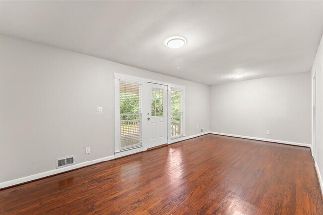 Building Photo - 2352 Elmwood Cir SE