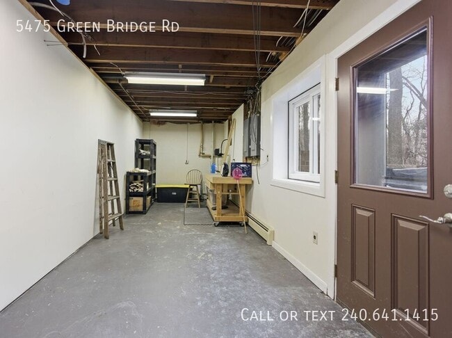 Building Photo - 5475 Green Bridge Rd