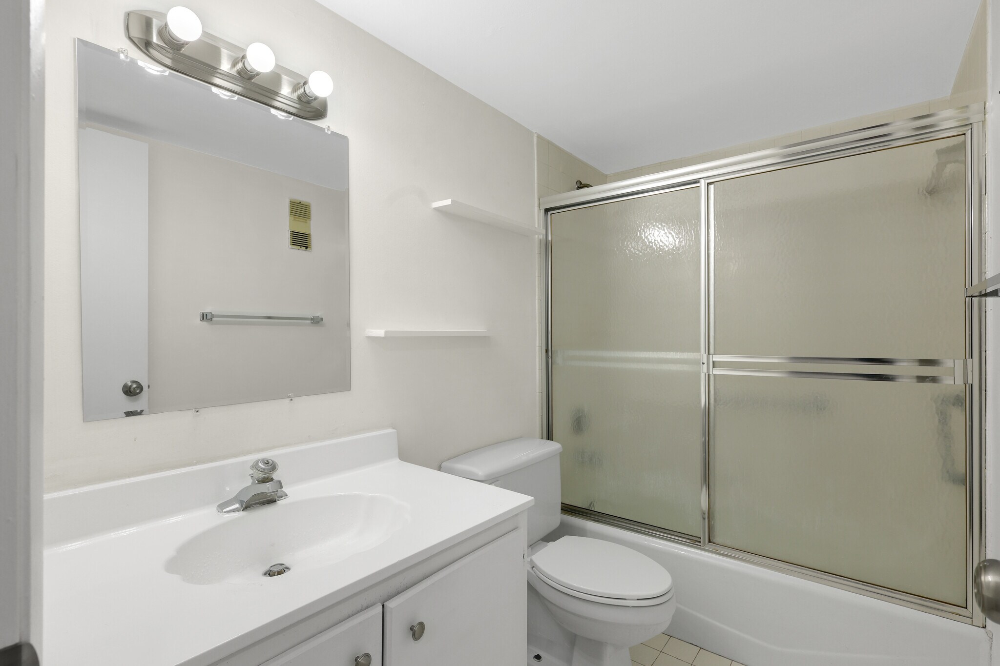 Guest Bathroom - 3940 Inverrary Blvd