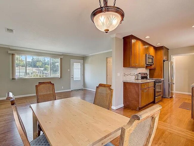 Building Photo - 463 Larkspur Dr