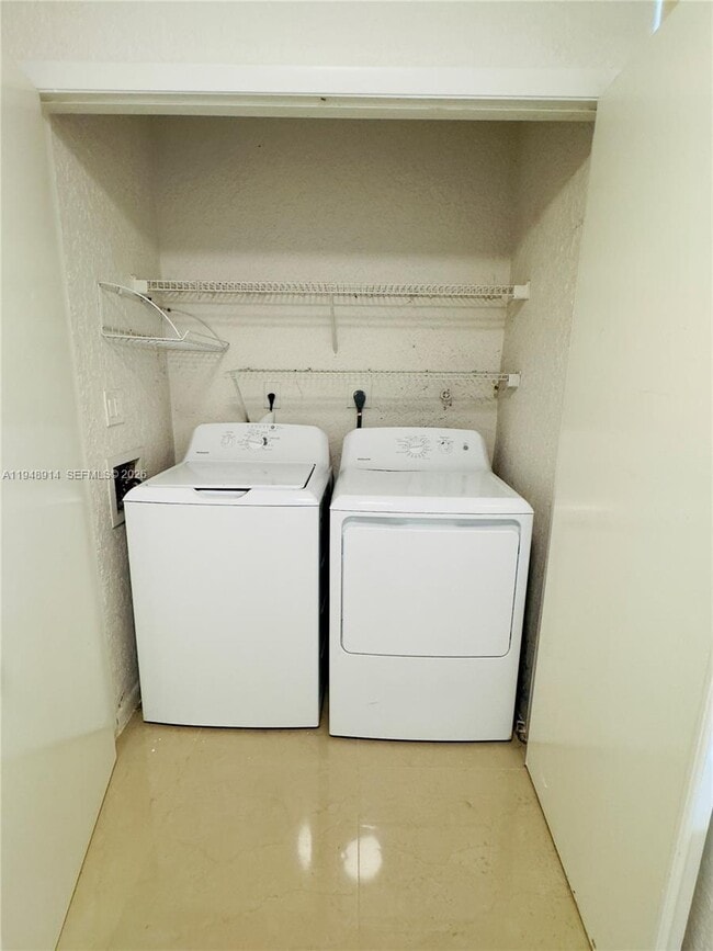 Building Photo - 2851 N Oakland Forest Dr