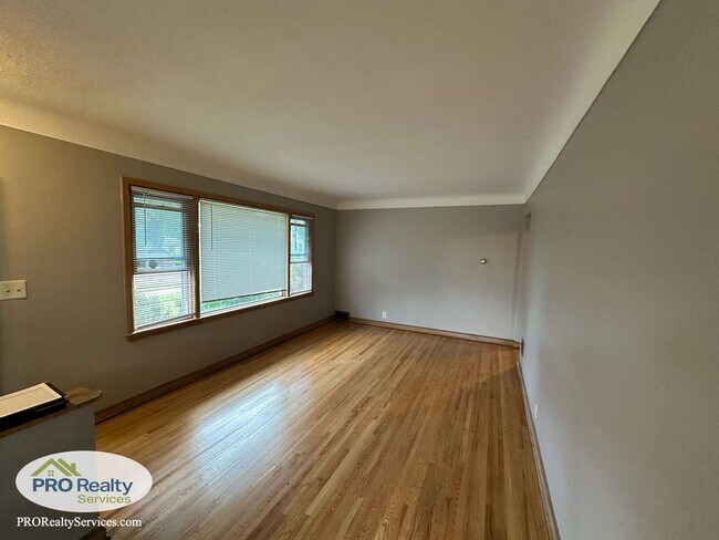 Building Photo - 3 Bedroom Home in South Saint Paul