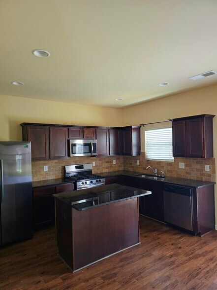 Building Photo - 245 Silver Willow Walk