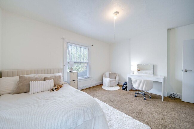 Building Photo - Ultimate 6-Bedroom House with Modern Kitchen, Baths & Private Parking!