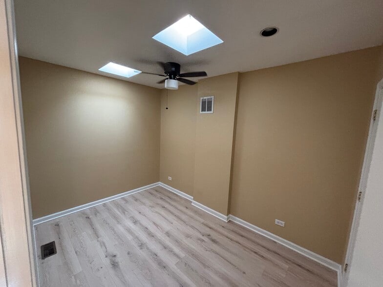 Building Photo - 2642 N Wilton Ave