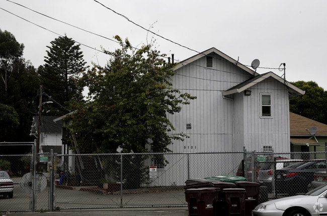 Primary Photo - 5103 West St