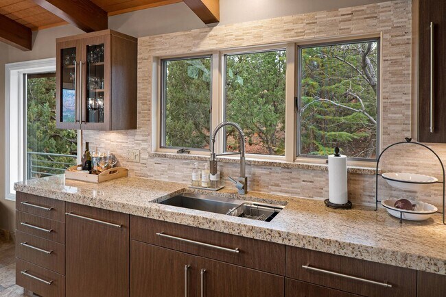 Building Photo - FURNISHED 6-12 MONTH LEASE - WEST SEDONA - GATED COMMUNITY