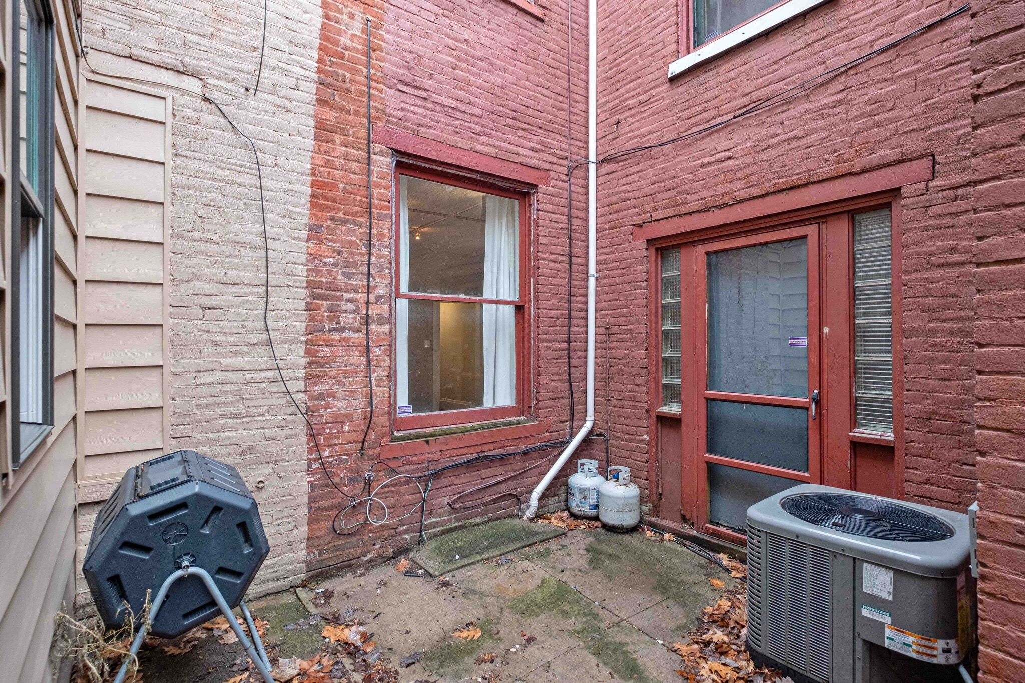 Building Photo - 218 W North Ave