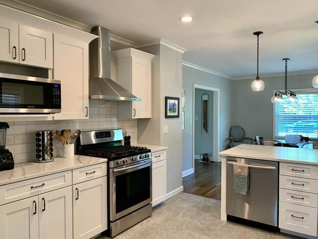 Building Photo - Fully remodeled Crown Heights BEAUTY!