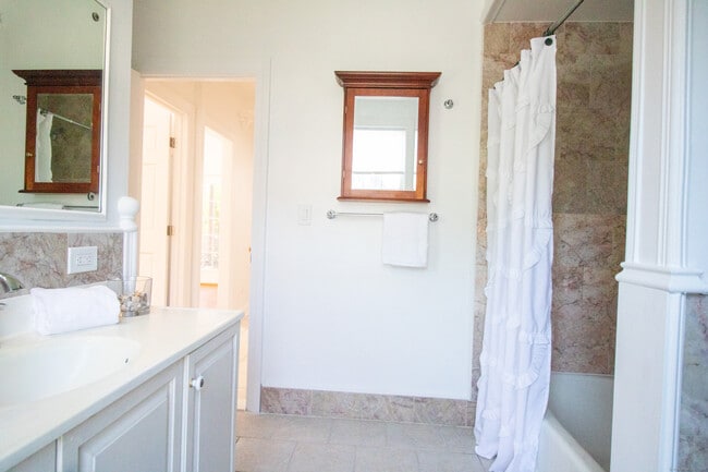 Building Photo - 883 Montauk Ave