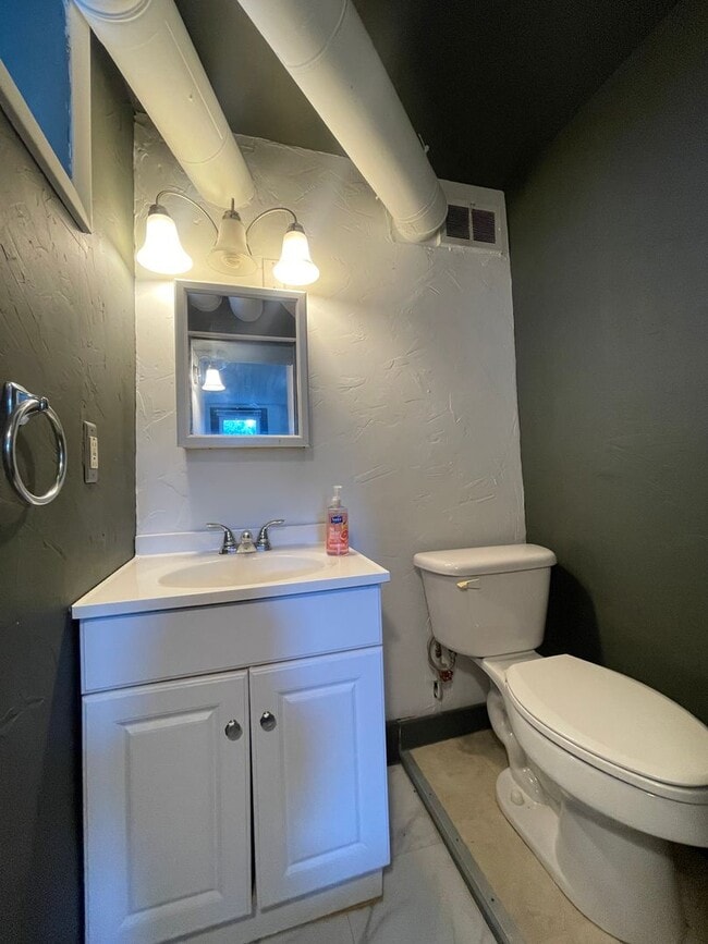 Building Photo - Single Family House in Mt Washington Avail...