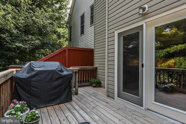 Building Photo - 6627 Commodore Ct