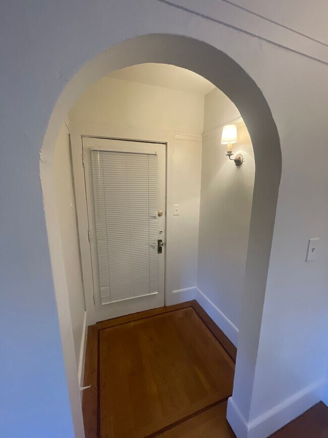 Building Photo - Charming one-bed, one-bath apartment in Mi...