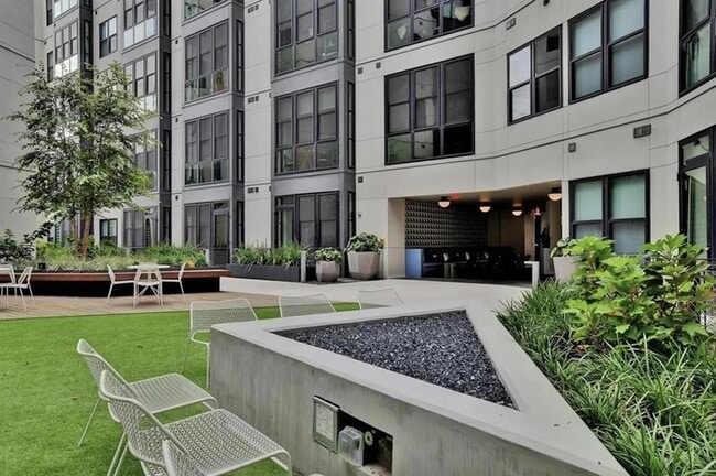 Building Photo - 800 Embassy Dr