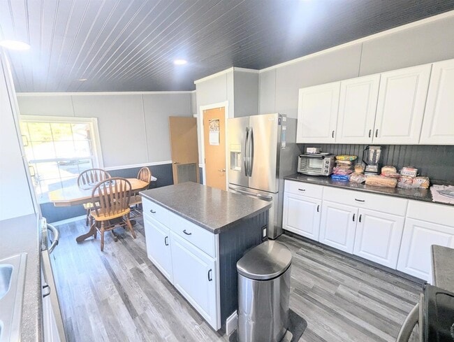 Building Photo - 43 Crestwood Dr