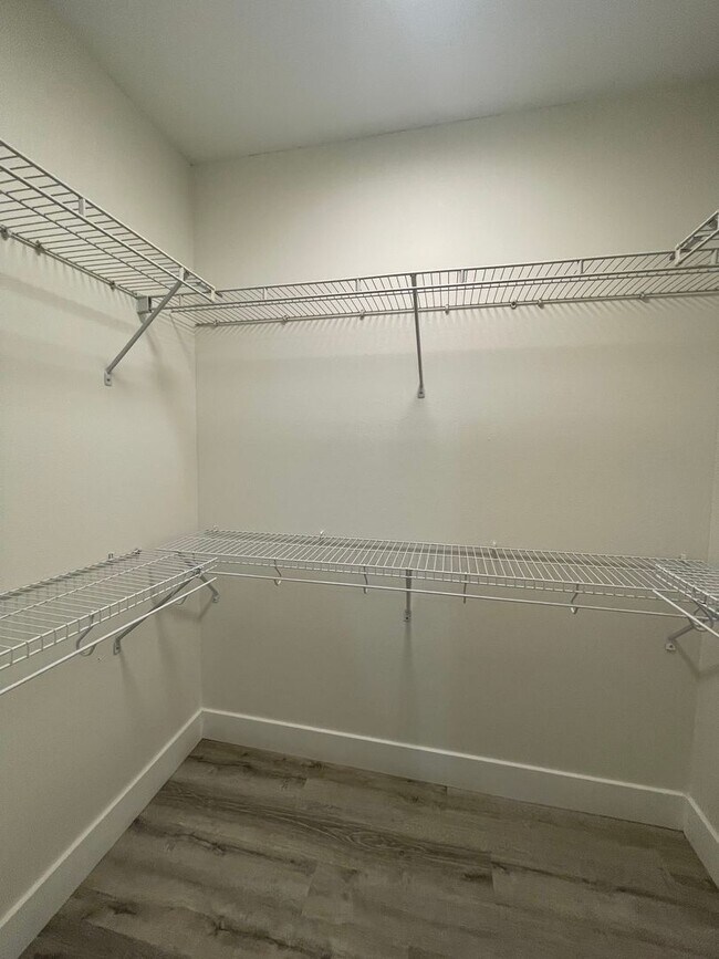 Building Photo - 1009-1011