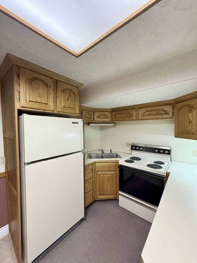 Building Photo - Spacious 5 Bedroom, 2 Bath Home with Moder...