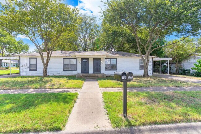Primary Photo - Cozy 2 Bedroom 1 Bath Duplex in Cleburne TX. 50% off One Month’s Rent!