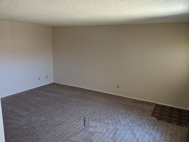 Building Photo - Clean condo in quiet community