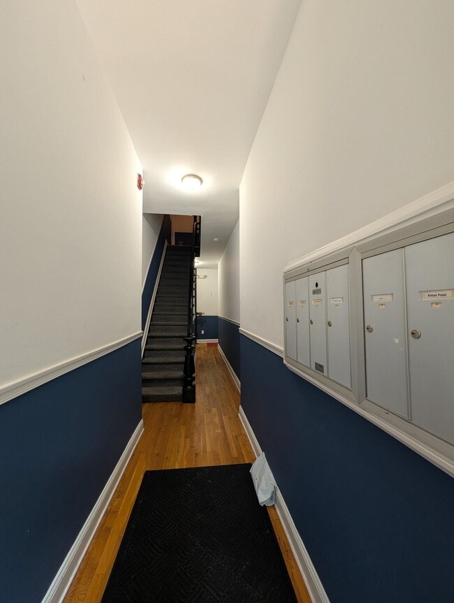 Building Photo - 208 6th St