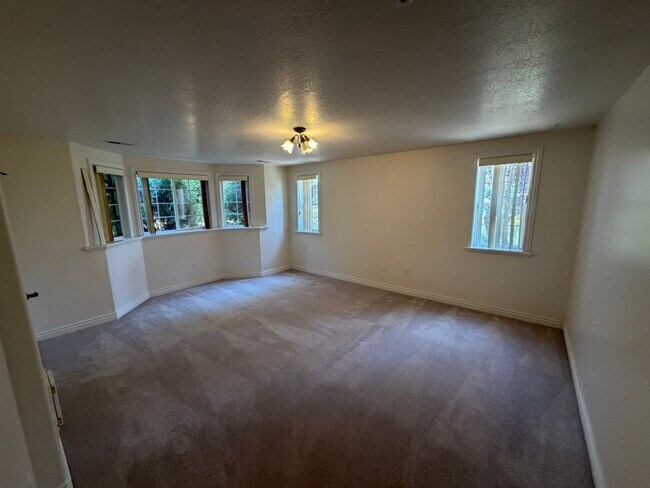 Building Photo - Spacious 4 Bed, 5 Bath Home with 3-Car Garage in Layton!