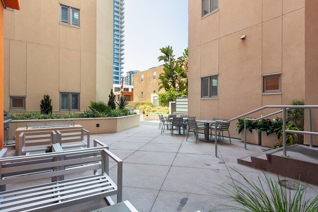 Building Photo - *** STUNNING 1 BED 1 BATH***CENTRAL A/C***...