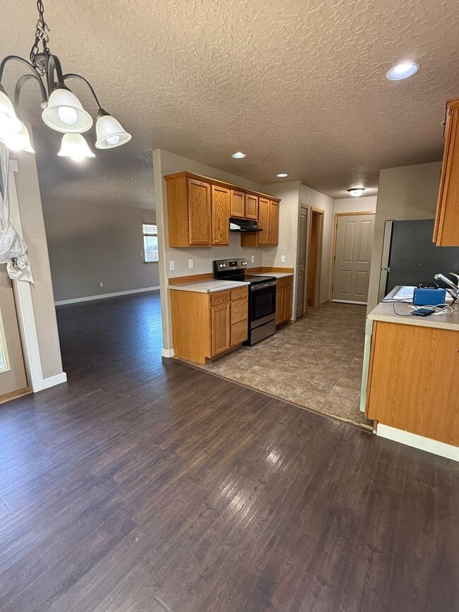 Building Photo - 3BR/2.5BA Home w/ Garage, Fenced Yard – Walk to Shops & Parkra