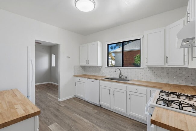 Building Photo - 420 E Speedway Blvd