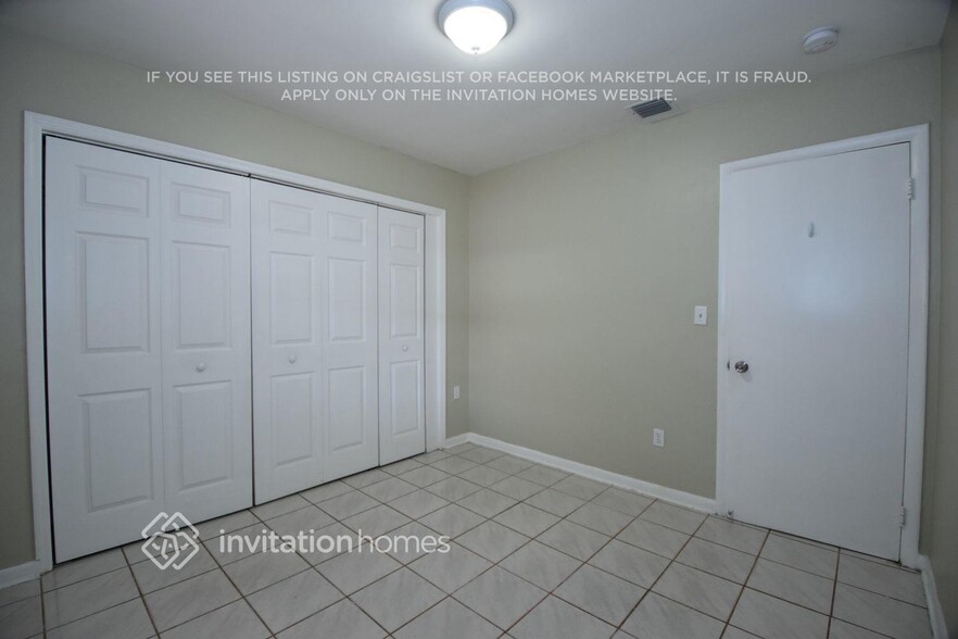 Building Photo - 5115 SW 112th Ave