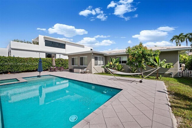 Building Photo - 1250 95th St