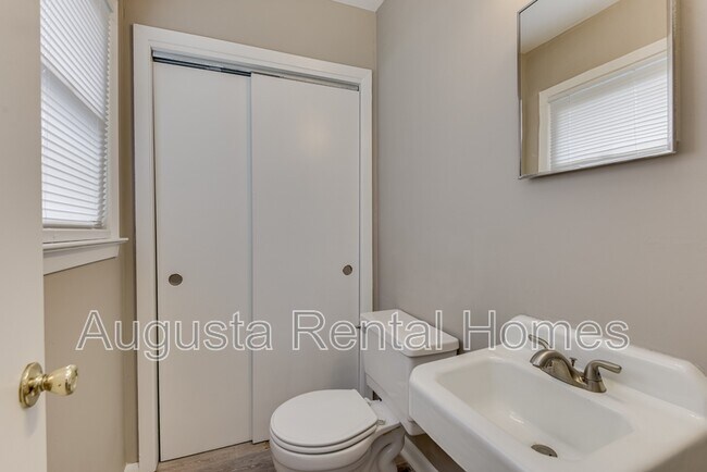 Building Photo - 3330 Young Forest Dr