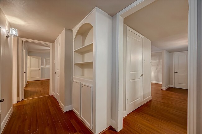 Building Photo - 12967 Trail Hollow Dr