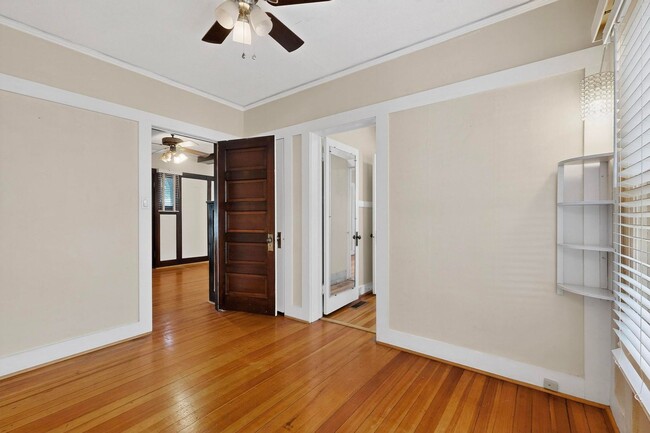 Building Photo - Downtown BUNGALOW 2 Bedroom 1 Bath