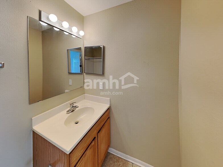 Building Photo - 30500 Birdhouse Dr