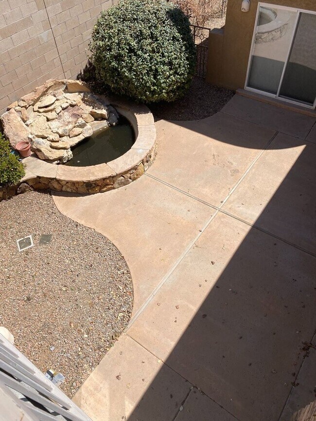 Building Photo - Beautiful 4 bedroom 3.75 bath in gated com...