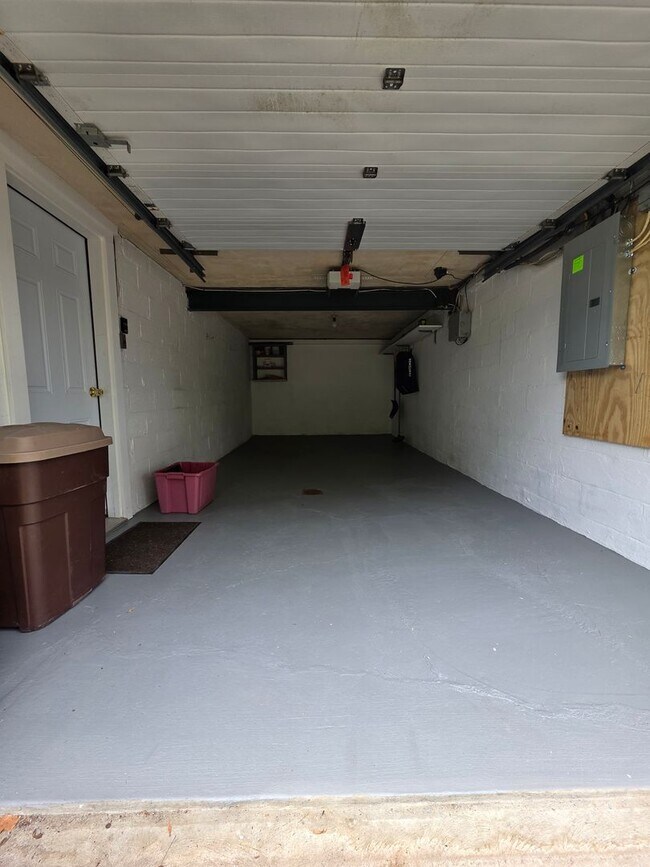 Building Photo - 3 Bed 1 Bath in Coraopolis, PA